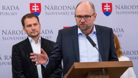 Minister financií Igor Matovič stojí za ministrom hospodárstva Richardom Sulíkom