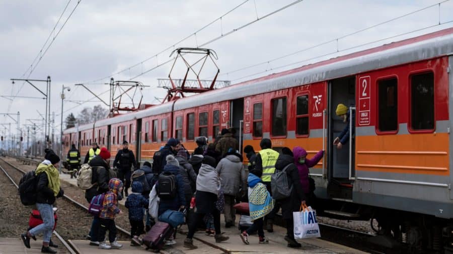 Ženy a deti utekajúce pred vojenským konfliktom na Ukrajine nastupujú do vlaku smerom do Krakova na poľsko-ukrajinskom hraničnom priechode Medyka na hraniciach s Poľskom 10. marca 2022.