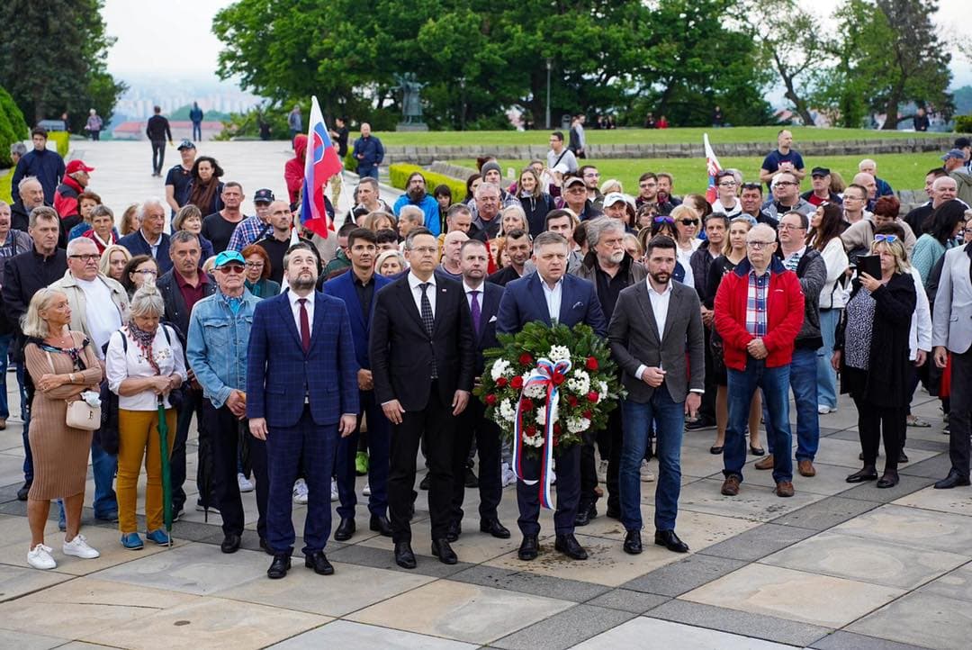 smer na Slavíne pri 77 výročí ukončenia 2 sv.