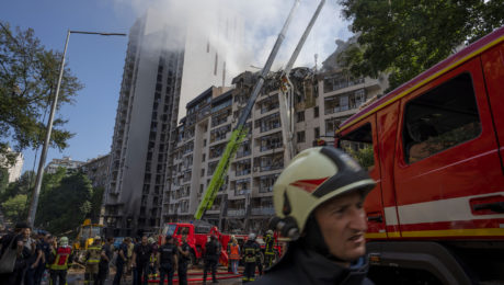 dohárajúca bytovka v Kyjeve po bombardovaní Rusmi