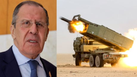 Ustarostený ruský minister zahraničných vecí Lavrov sleduje americký systém HIMARS, ktorý na púšti odpaľuje raketu