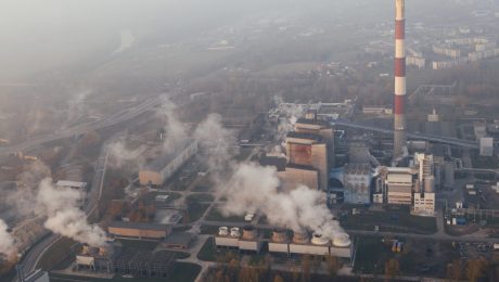 Obrovská rafinéria na spracovanie ropy s priemyselným objektom