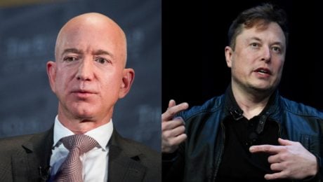 Na snímke Elon Musk a Jeff Bezos.