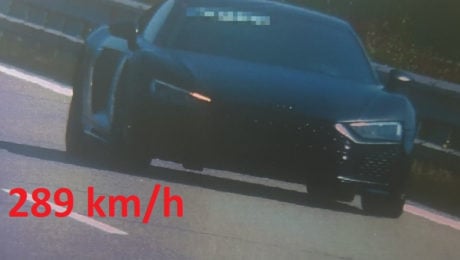 Audi R8 na slovenskej diaľnici D1 pri Spišskom hrade ide rýchlosťou takmer 300 kilometrov za hodinu