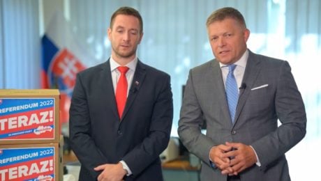 robert fico stojí vedľa milana uhríka