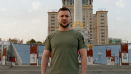 Prezident Ukrajiny Volodymyr Zelenskyj hrdo stojí za svojou krajinou. Zelenskyj sa prihovára vo videu