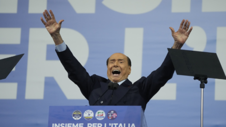 oslavujúci berlusconi