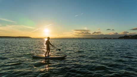 Muž na paddleboarde