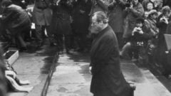 dNemecký kancelár Willy Brandt kľačí v bývalom varšavskom gete v roku 1970