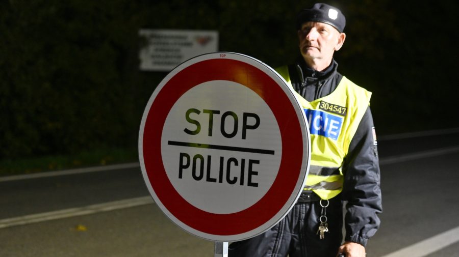 Na snímke policajt na hraniciach medzi Českou republikou a Slovenskou republikou v českom meste Hodonín