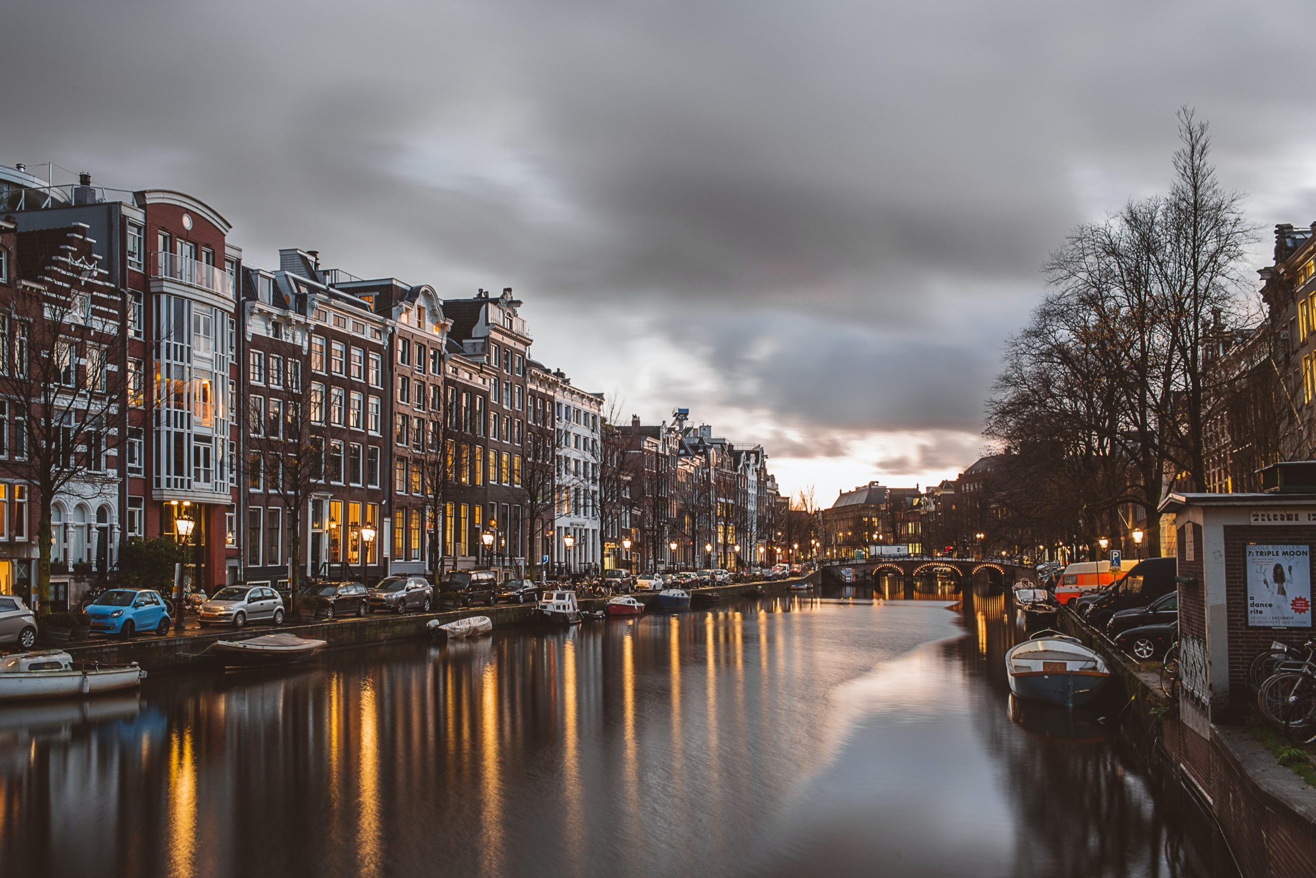 Hlavné mesto Holandska Amsterdam vo večernom šere