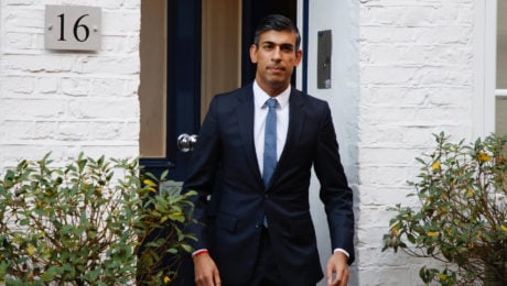 Rishi Sunak, nový premiér Veľkej Británie kráča von z dverí