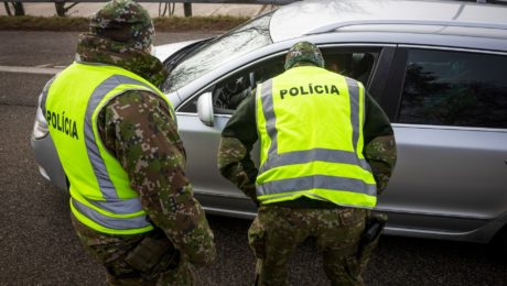 Na snímke je polícia pri hraničnej kontrole.