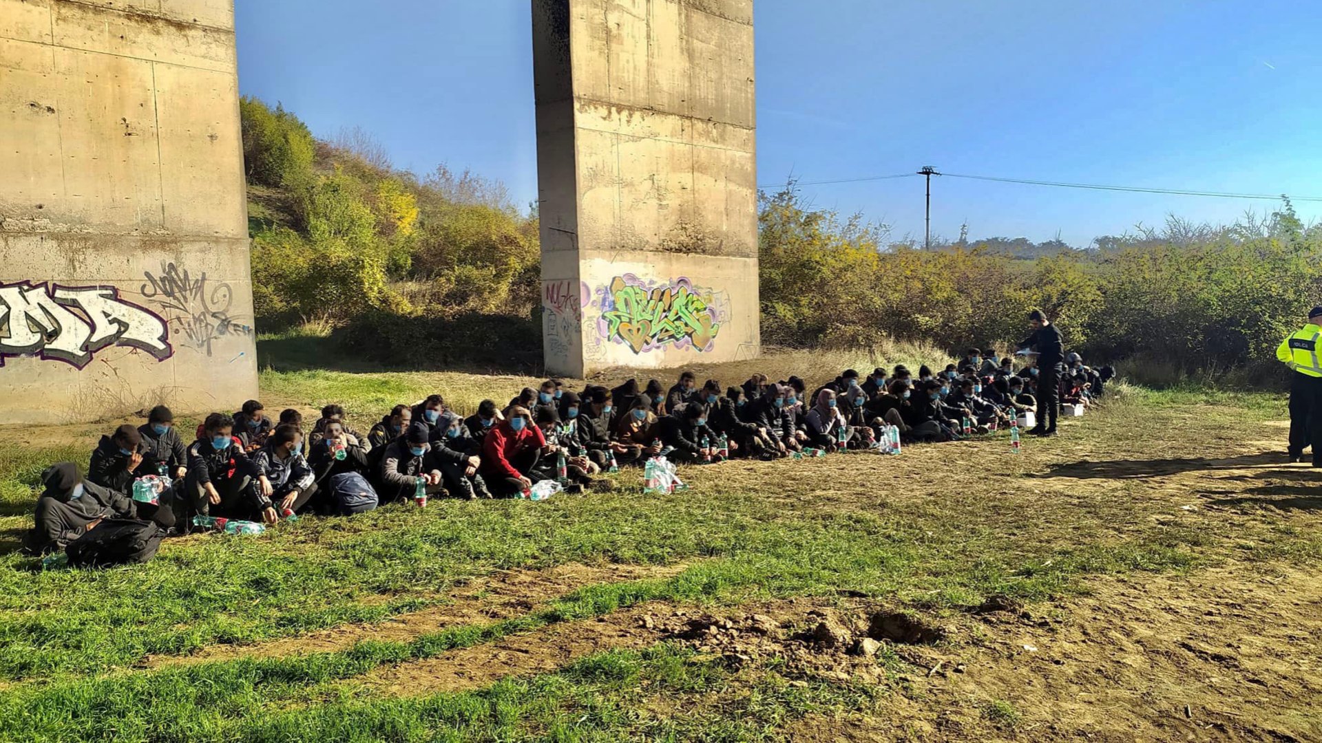 Die Polizei hat heute fast hundert Migranten in der Nähe von Nitra festgenommen