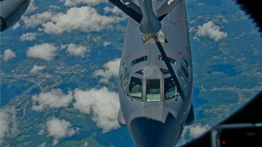 KC-135 Stratotanker pri tankovaní bombardéru B-52H Stratofortress