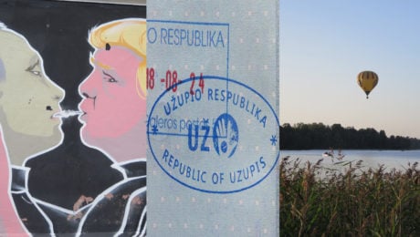 Graffitti - Putin a Trump sa bozkávajú, pečiatka v pase, balón nad vodou