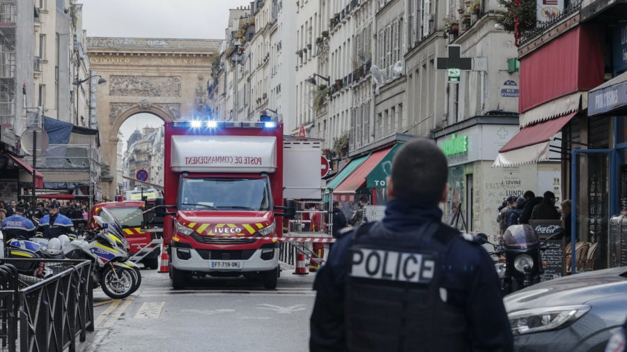 Policajt stojí pri mieste, ktoré uzatvorila polícia po streľbe v centre Paríža v piatok 23. decembra 2022.