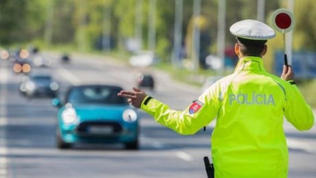 Na snímke je dopravný policajt v zelenej bunde.