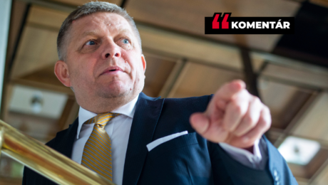 Robert Fico ukazuje prstom