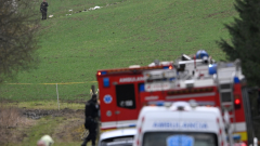 Policajti, hasiči a sanitka na mieste nehody