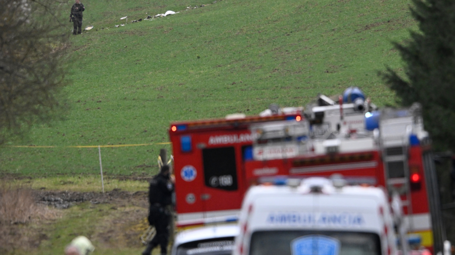 Policajti, hasiči a sanitka na mieste nehody