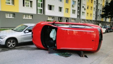 Auto prevrátené na bok, v ktorom opitý vodič viezol svoju dcéru