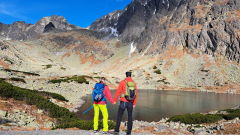 Na snímke turisti sa dívajú na Batizovské pleso a na okolité tatranské štíty počas túry vo Vysokých Tatrách.