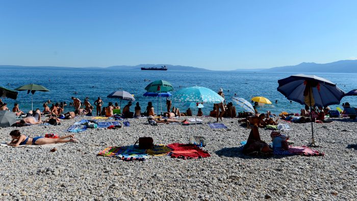 Ležadlo za 20 eur na deň. Chorvátsko frustruje turistov, vyriešiť to môže známy systém