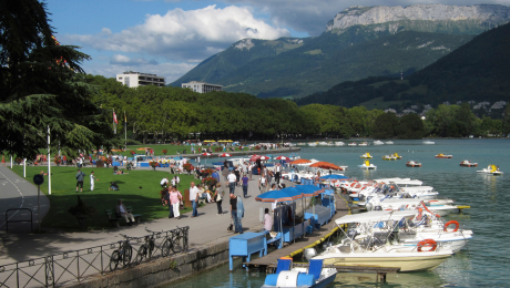 Pohľad na mesto Annecy vo francúzskych Alpách