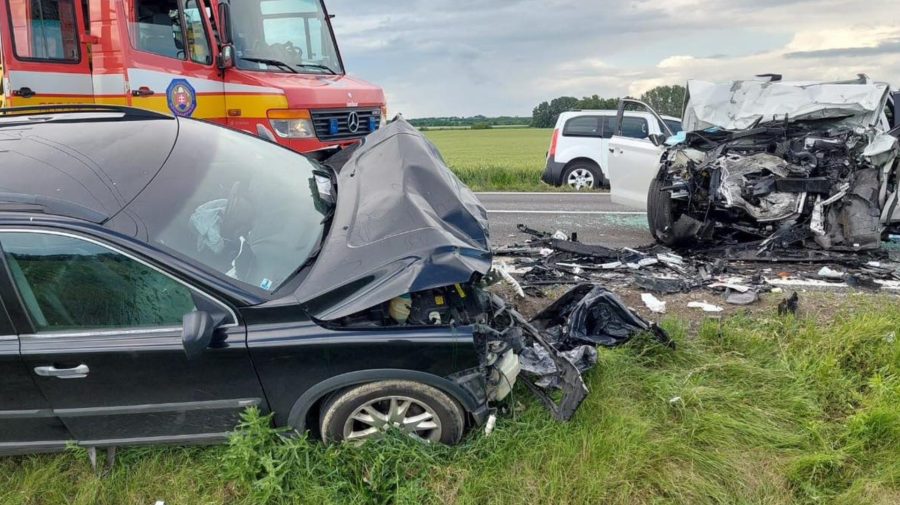 Rozbité autá značky Volvo a Hyundai, ktoré sa čelne zrazili pri Nových Zámkoch. Na mieste zomreli tri osoby