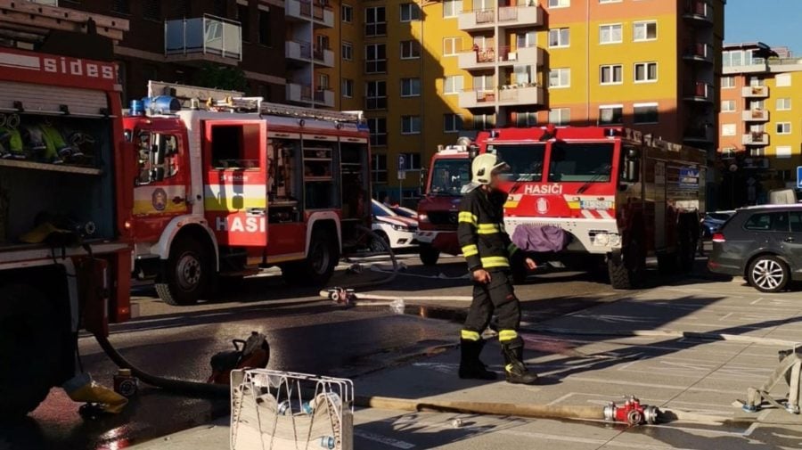 Polícia zasahuje v bratislavskej Petržalke