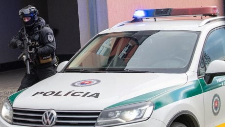 policajná eskorta privádza obvineného