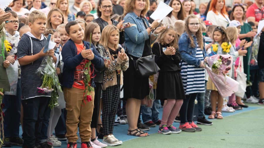 Na snímke žiaci ZŠ Dr. Jozefa Dérera v Malackách počas slávnostného otvorena nového školského roka