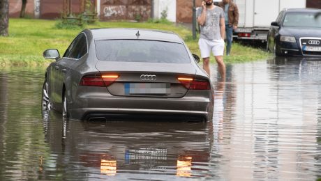 Na snímke zaplavené parkovisko pri Štrkoveckom jazere po výdatnom daždi