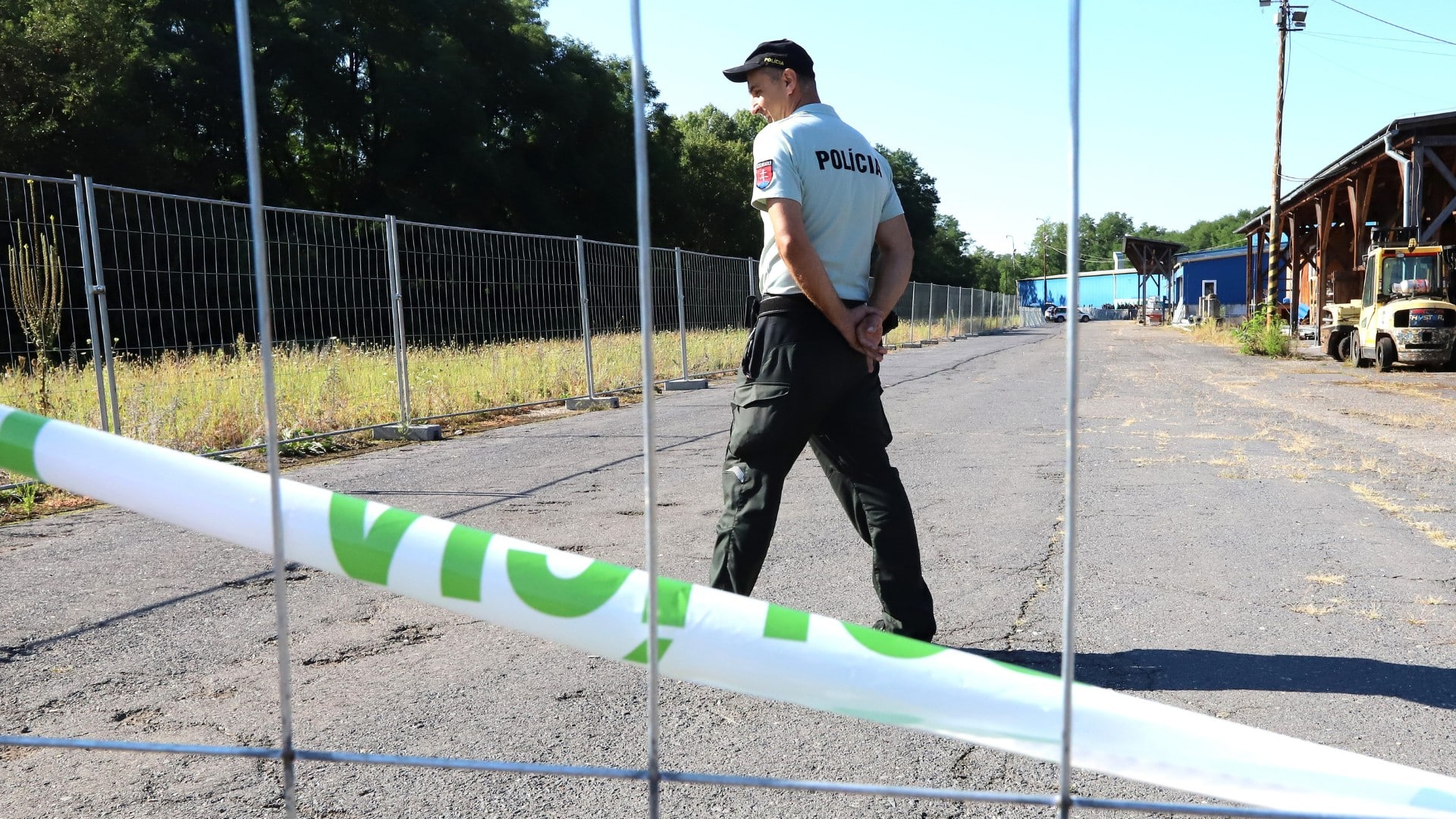 Na snímke policajt v záchytnom tábore pre migrantov v meste Veľký Krtíš na juhu Slovenska.