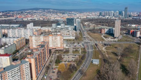 Na snímke z dronu Jantárová cesta a zastávka električiek Jungmannova v bratislavskej Petržalke.