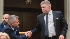 Peter Pellegrini a Robert Fico si podávajú ruky