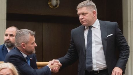 Peter Pellegrini a Robert Fico si podávajú ruky