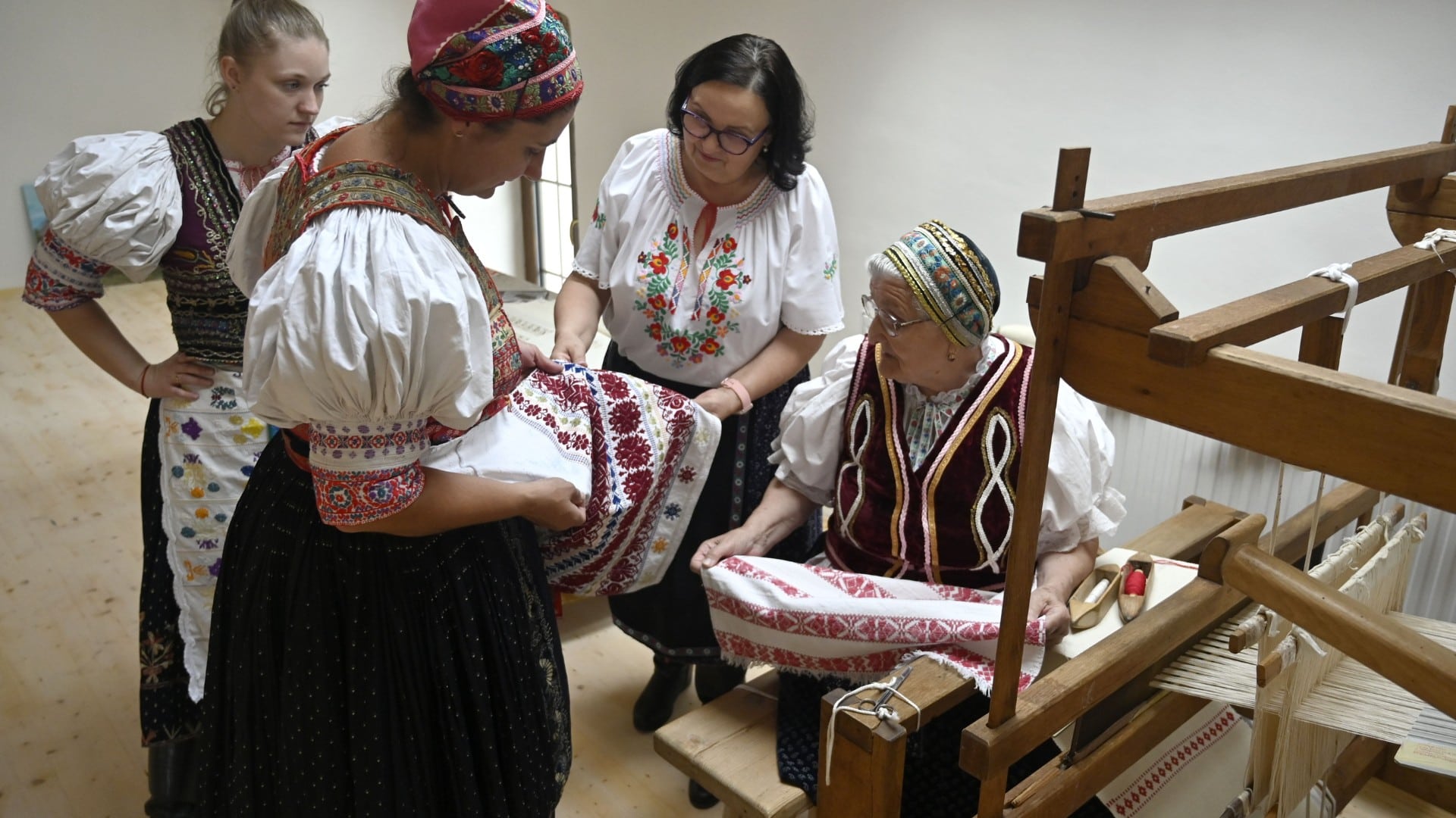 Na snímke ženy v krojoch sú v zrekonštruovanom starom vodnom mlyne v obci Kostoľany nad Hornádom.