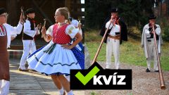 Na snímke členovia DFS Letnička z Popradu vystupujú počas prehliadky detského hudobného folklóru a muzikanti hrajú v krojoch na hudobný nástroj.