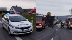 Polícia a hasiči na mieste dopravnej nehody.