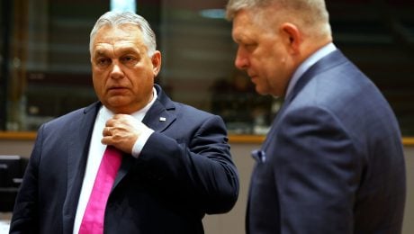 Maďarský premiér Viktor Orbán (vľavo) sa rozpráva so slovenským premiérom Robertom Ficom počas stretnutia za okrúhlym stolom na summite EÚ v Bruseli