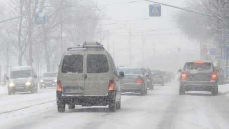 sneženie v Bratislave, autá na ulici