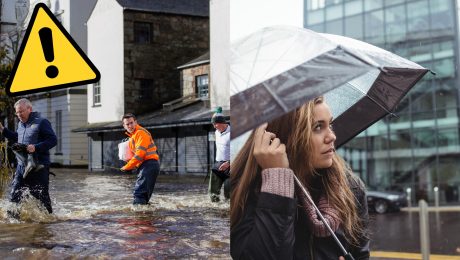Muži sa snažia dostať cez zaplavenú ulicu a žena pozerá nad seba ukrytá pod dáždnikom.