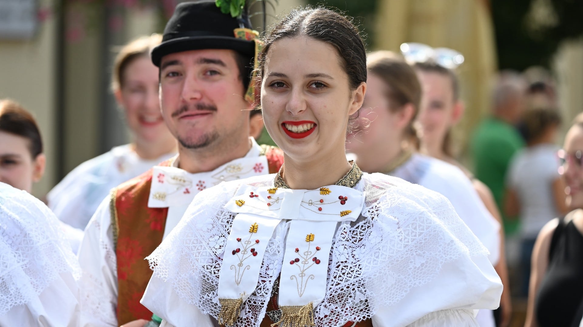 Muž a žena v ľudovom odeve.