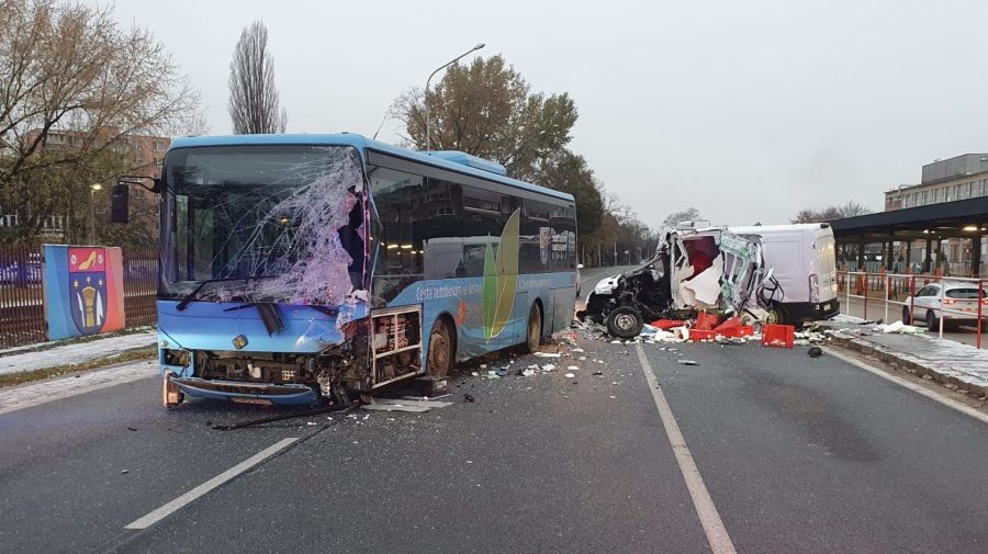 Čelná zrážka dodávky a autobusu