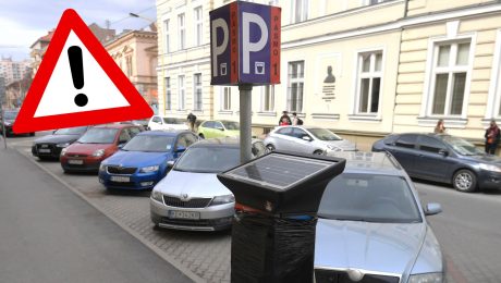 Zaparkované autá a parkovací automat.