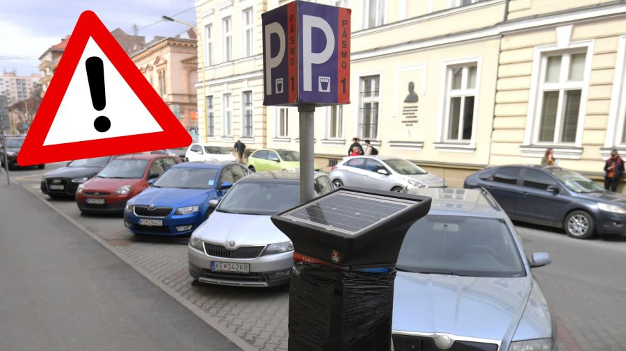 Zaparkované autá a parkovací automat.