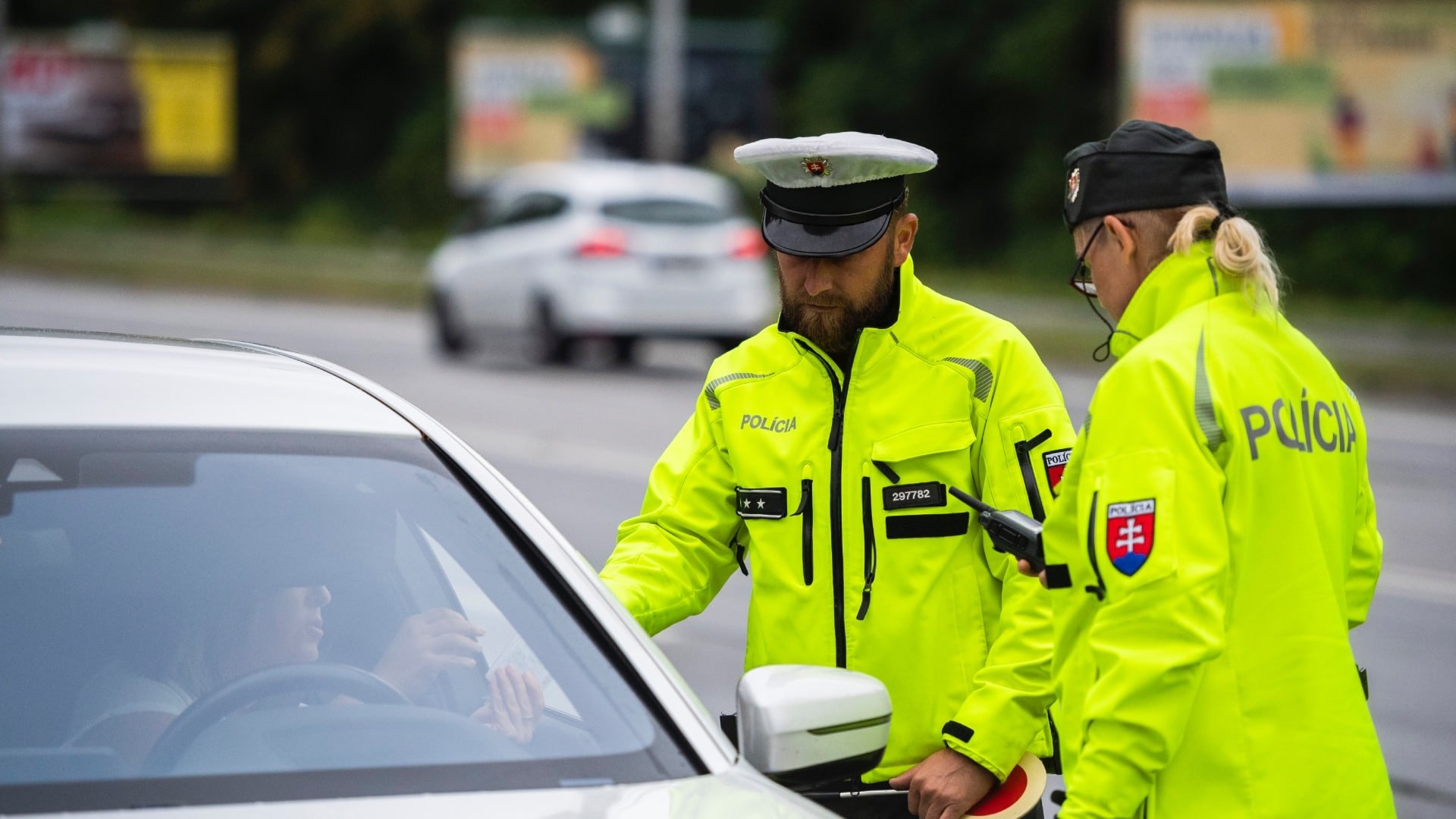 Na snímke sú policajto, kontrola a uzavretie mesta