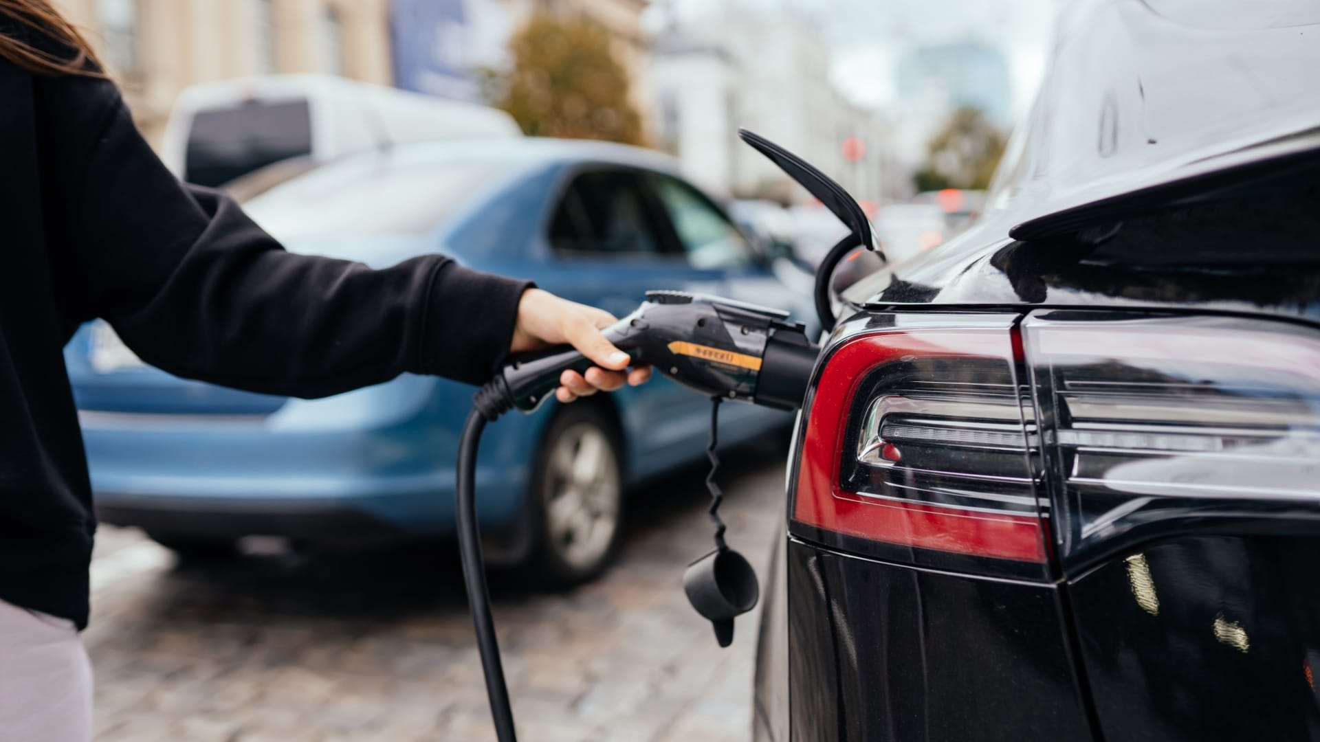 Elektromobily sú nebezpečnejšie než „spaľováky“. Nová štúdia odhalila prekvapivé faktory